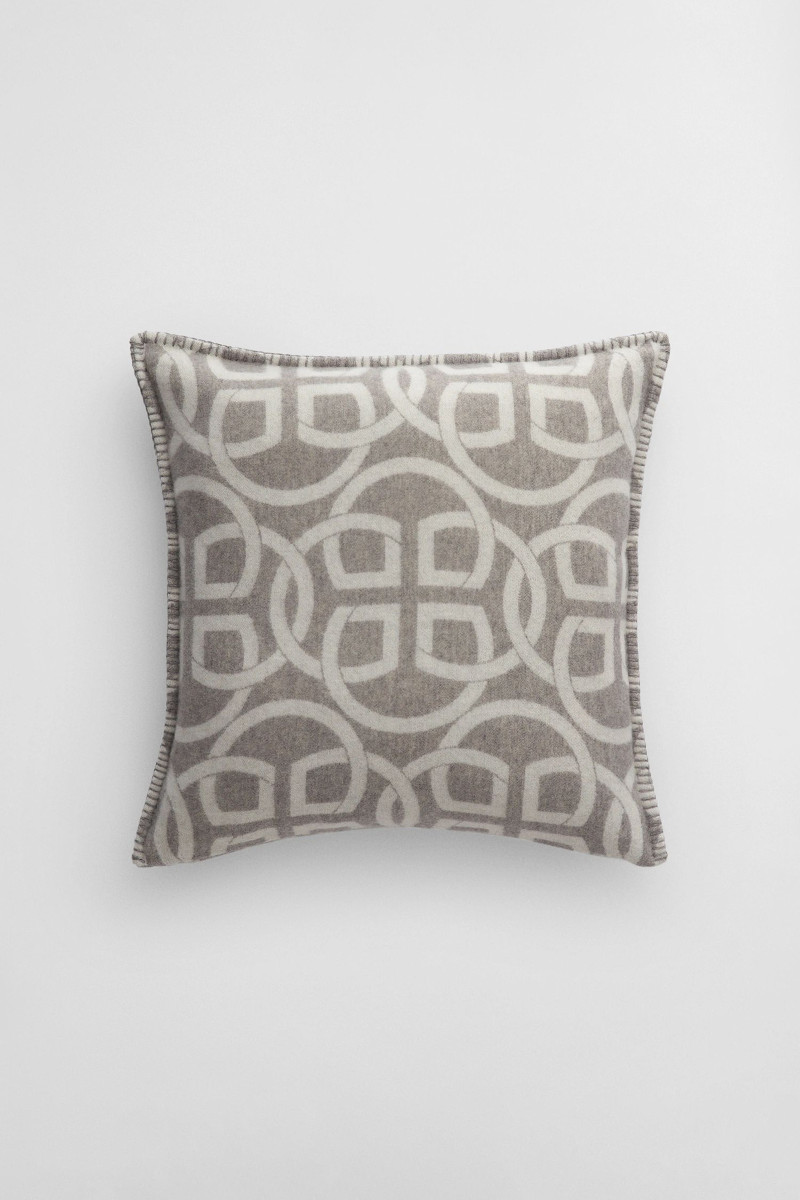 E-shop DEKORAČNÍ POVLAK NA POLŠTÁŘ GANT MONOGRAM WOOL CUSHION 50x50 LIGHT GREY