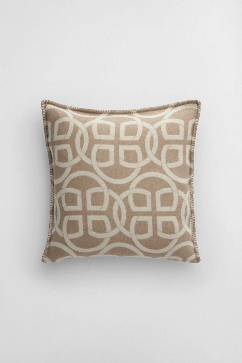 DEKORAČNÍ POVLAK NA POLŠTÁŘ GANT MONOGRAM WOOL CUSHION 50x50 TAUPE BEIGE