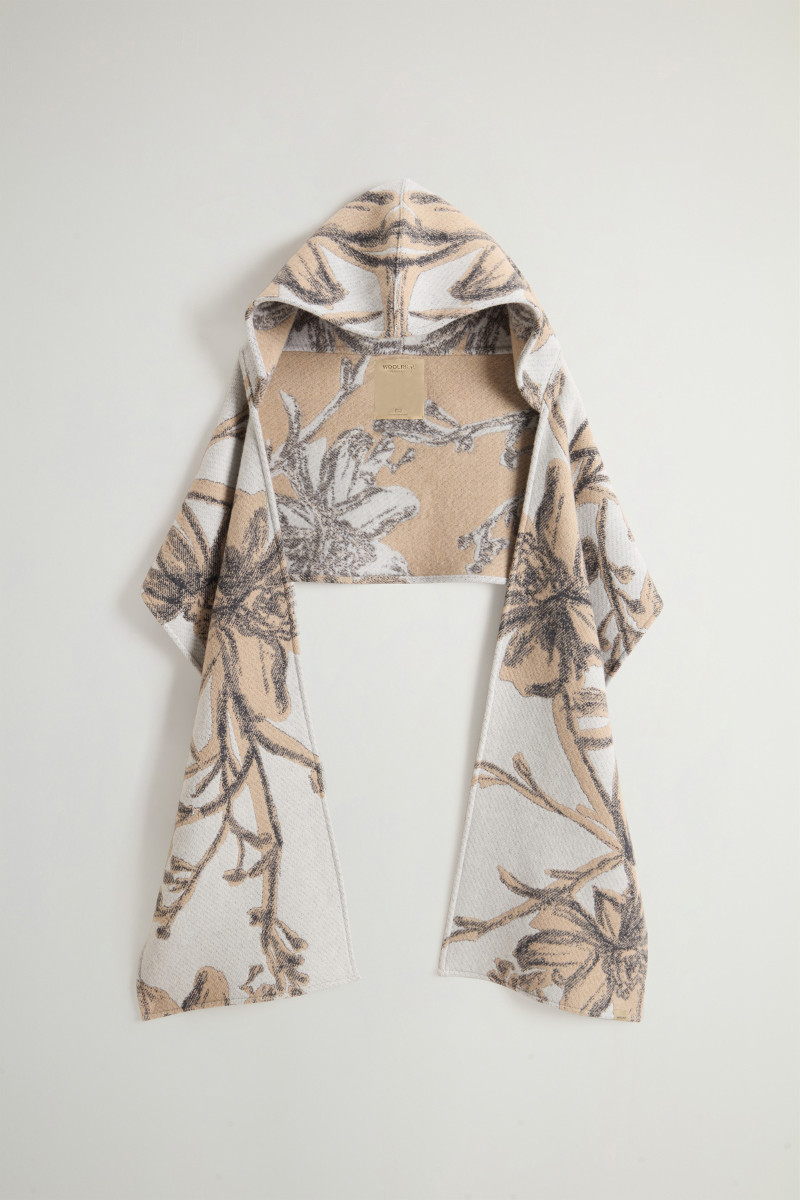 Levně Šála woolrich wool blend jacquard cape cream foliage
