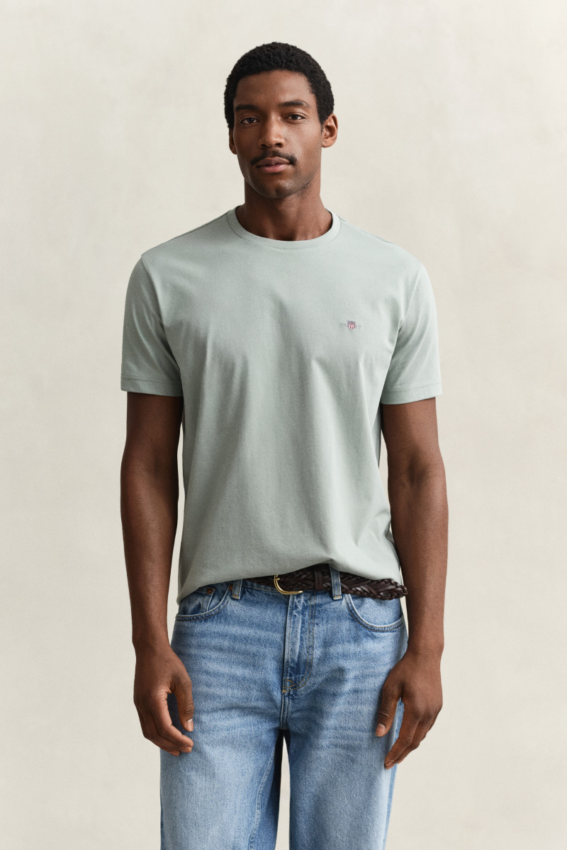 E-shop TRIČKO GANT REG SHIELD SS T-SHIRT CERAMIC GREY
