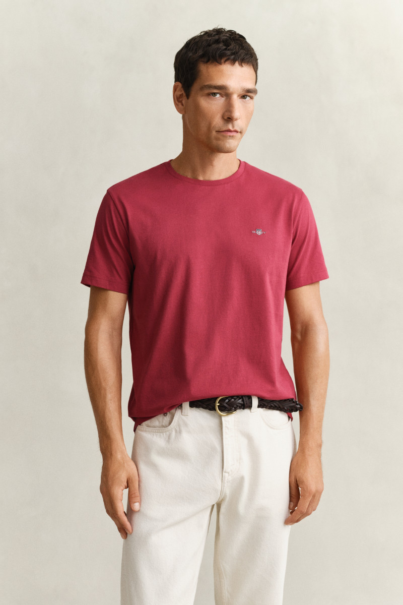 E-shop TRIČKO GANT REG SHIELD SS T-SHIRT MUTED RED