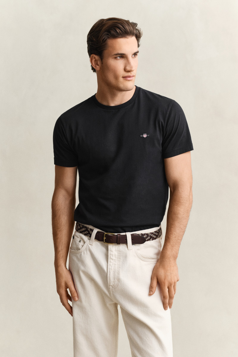 E-shop TRIČKO GANT SLIM SHIELD SS T-SHIRT BLACK