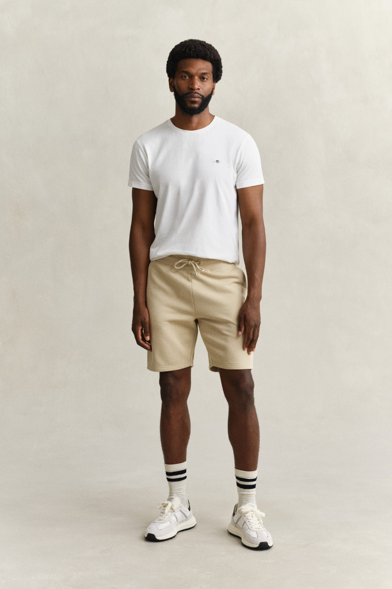 E-shop TEPLÁKOVÉ ŠORTKY GANT REG SHIELD SWEAT SHORTS OAT BEIGE