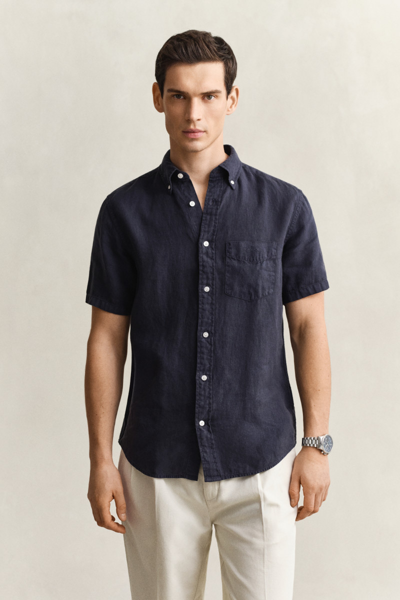 E-shop KOŠILE GANT REG GMNT DYED LINEN SS SHIRT EVENING BLUE