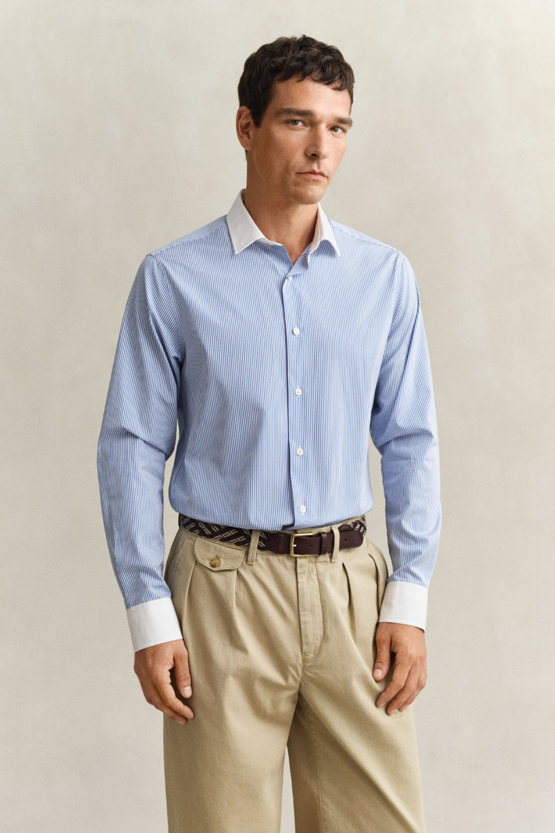 E-shop KOŠILE GANT REG POPLIN DRESS SHIRT CLEAR SKY