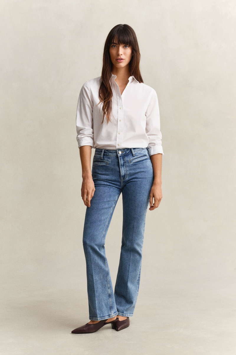 E-shop DŽÍNY GANT SLIM FLARE MONOGRAM JEANS SEMI LIGHT BLUE WORN IN