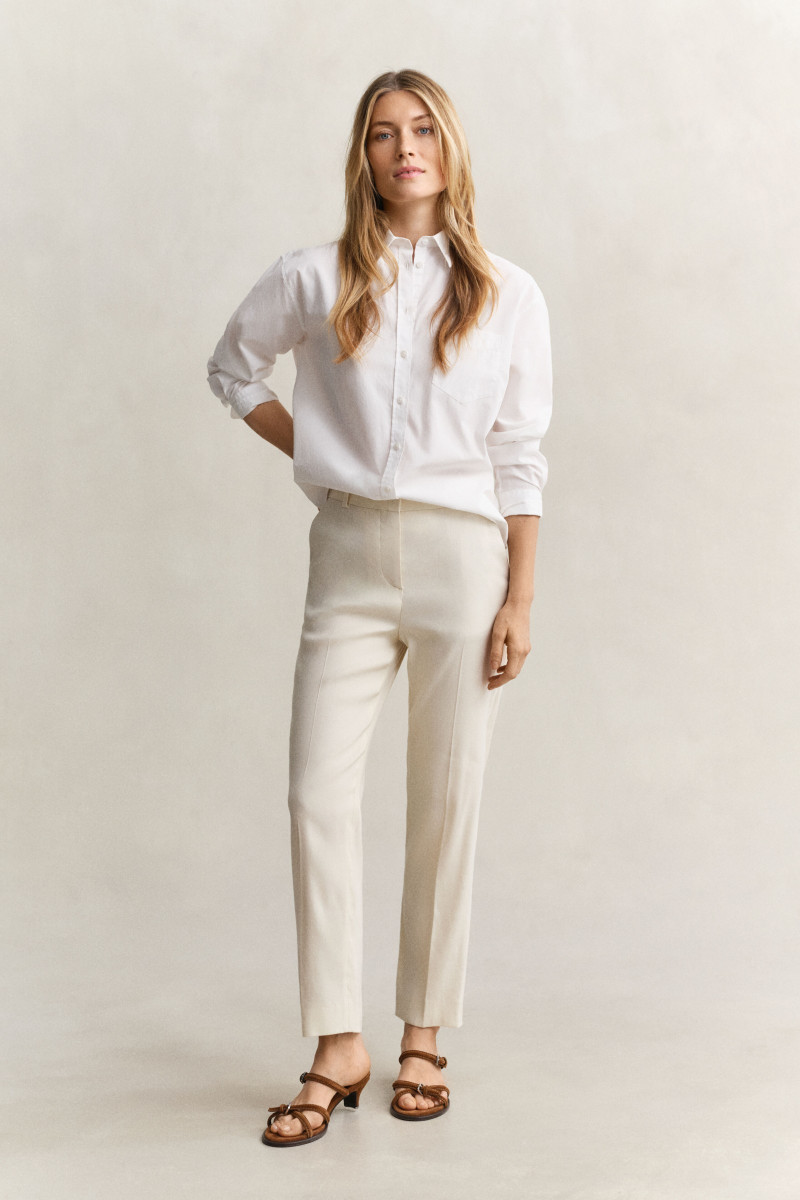 E-shop KALHOTY GANT TAILORED LINEN STRETCH PANTS CREAMED WHITE