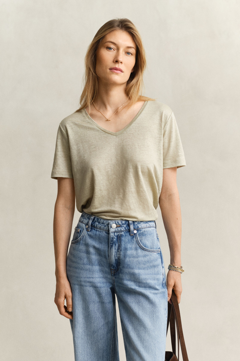 E-shop TRIČKO GANT REG LINEN V-NECK SS T-SHIRT COUNTRY BEIGE