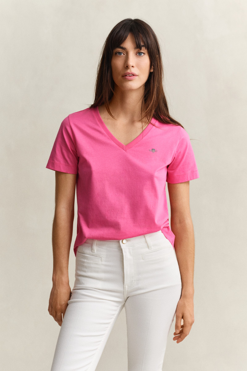 E-shop TRIČKO GANT REG SHIELD SS V-NECK T-SHIRT BRIGHT FUSCHIA
