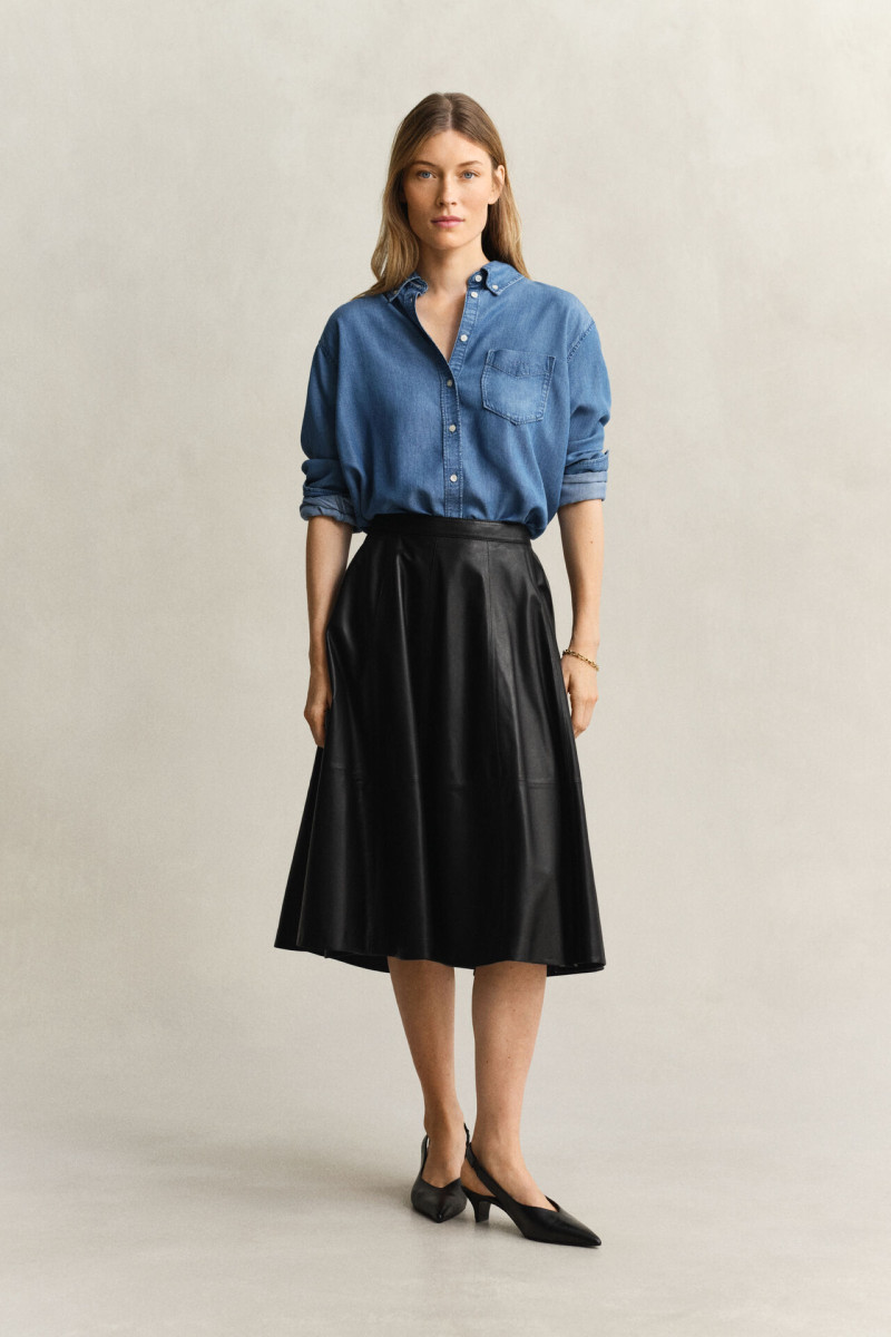 E-shop SUKNĚ GANT FLARED FLUID LEATHER SKIRT BLACK