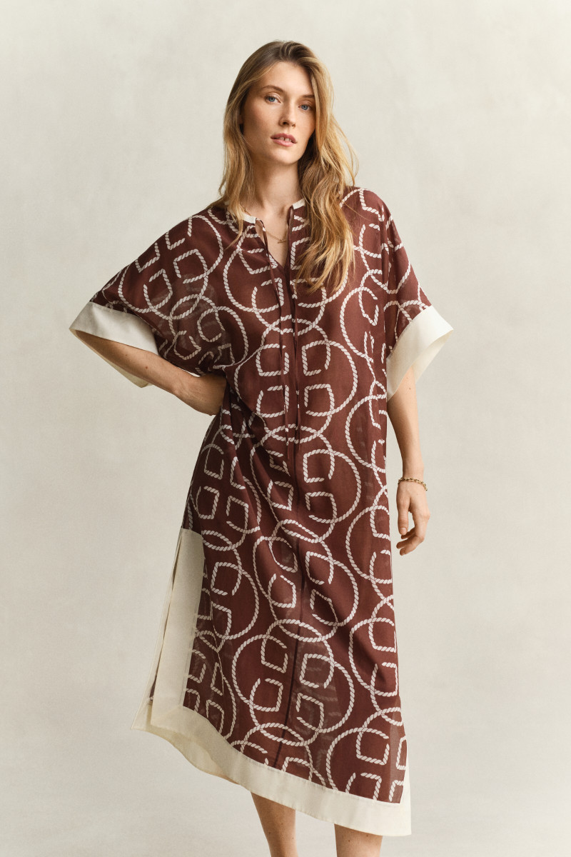 ŠATY GANT MONOGRAM PRINT CTN SILK CAFTAN FRESH SOIL
