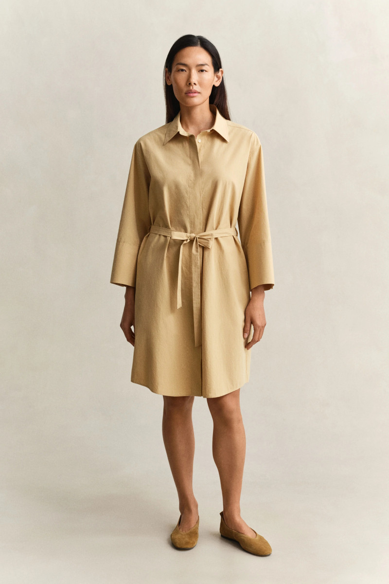 E-shop ŠATY GANT POPLIN BELTED SHIRT DRESS WARM BEIGE