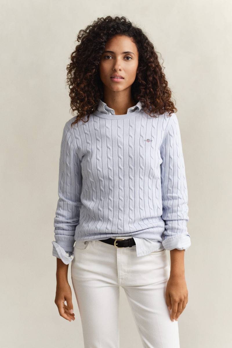 E-shop SVETR GANT STRETCH COTTON CABLE C-NECK LIGHT BLUE