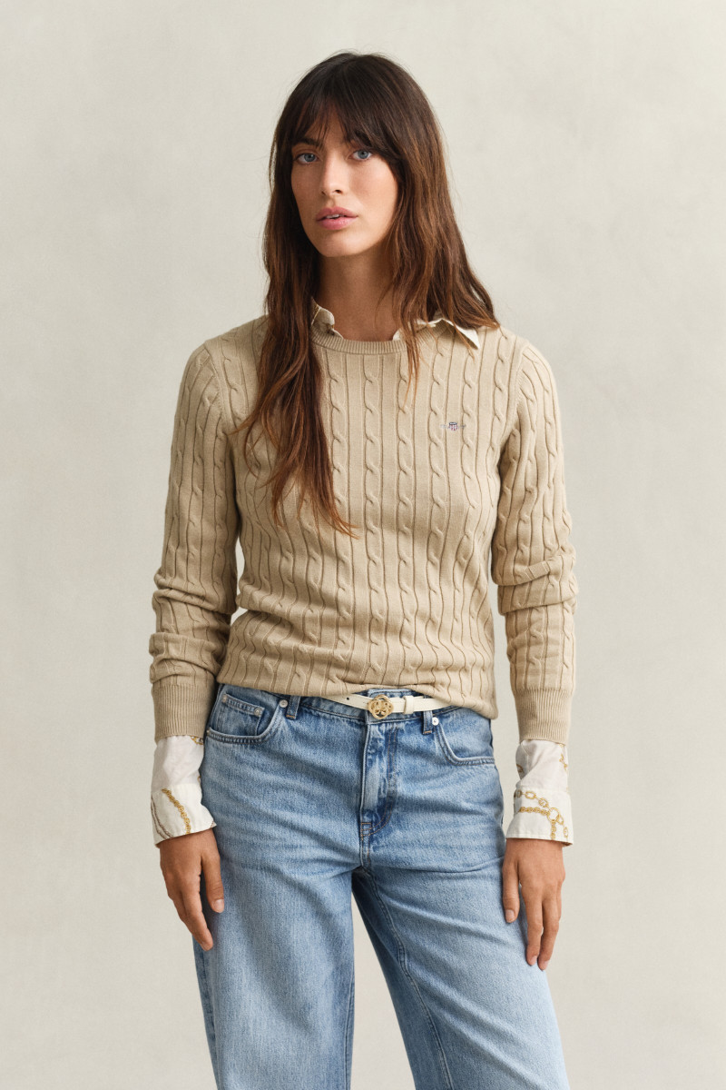E-shop SVETR GANT STRETCH COTTON CABLE C-NECK OAT BEIGE