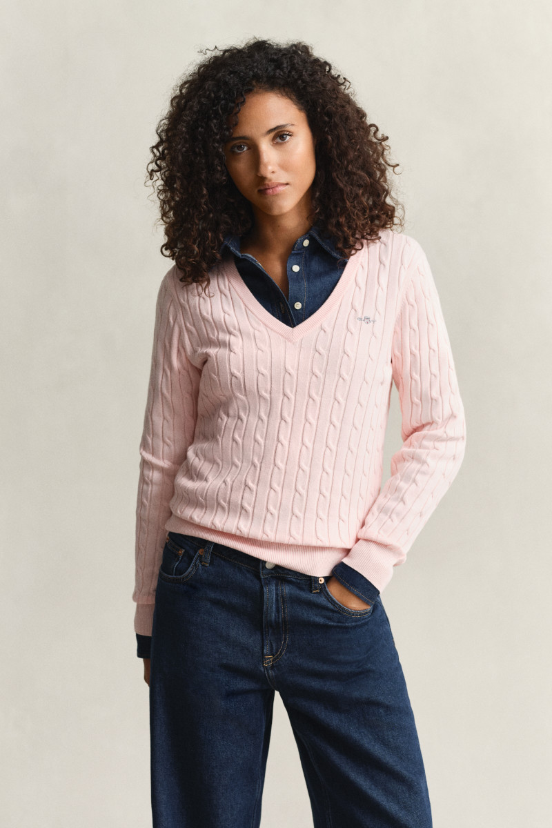 E-shop SVETR GANT STRETCH COTTON CABLE V-NECK APRICOT PINK