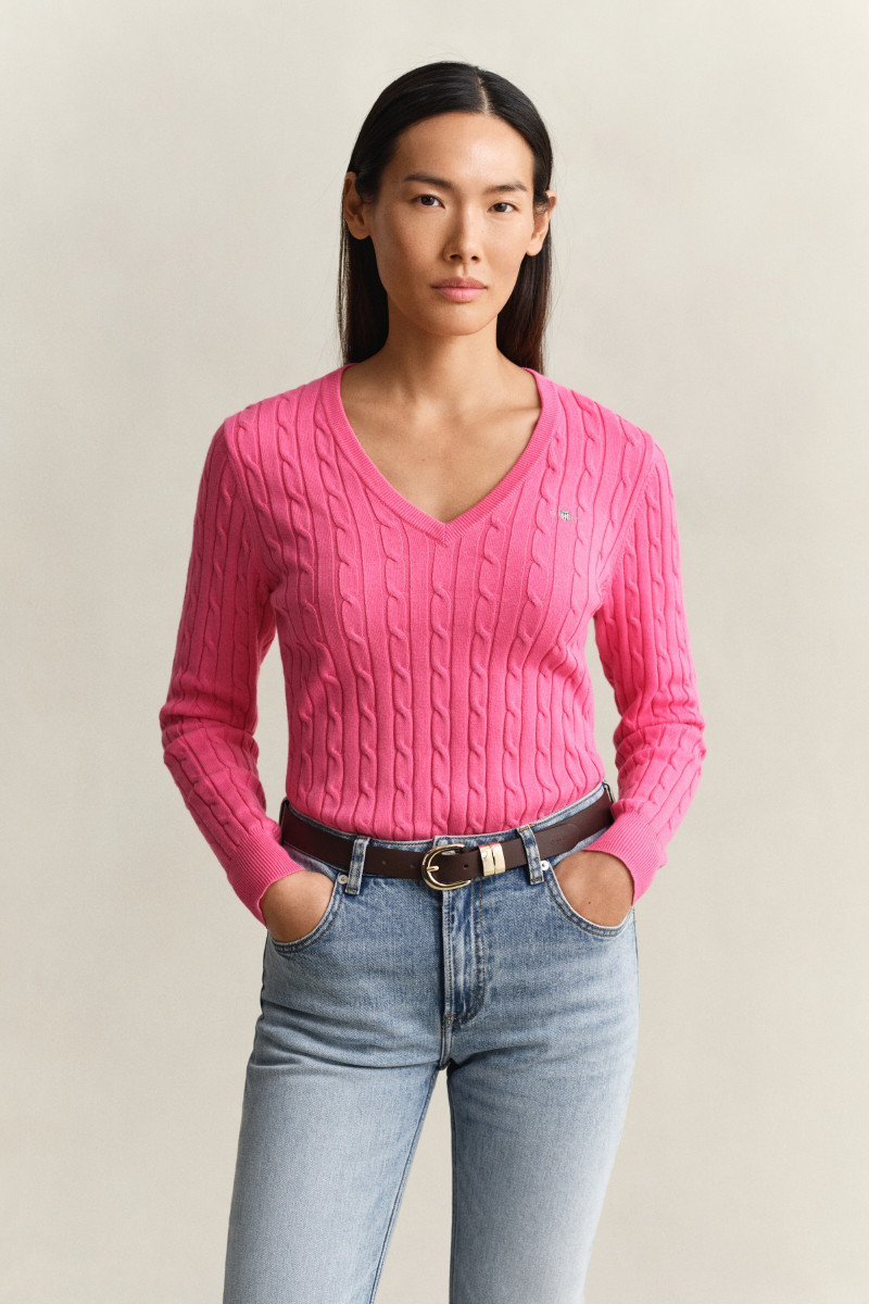 E-shop SVETR GANT STRETCH COTTON CABLE V-NECK BRIGHT FUSCHIA
