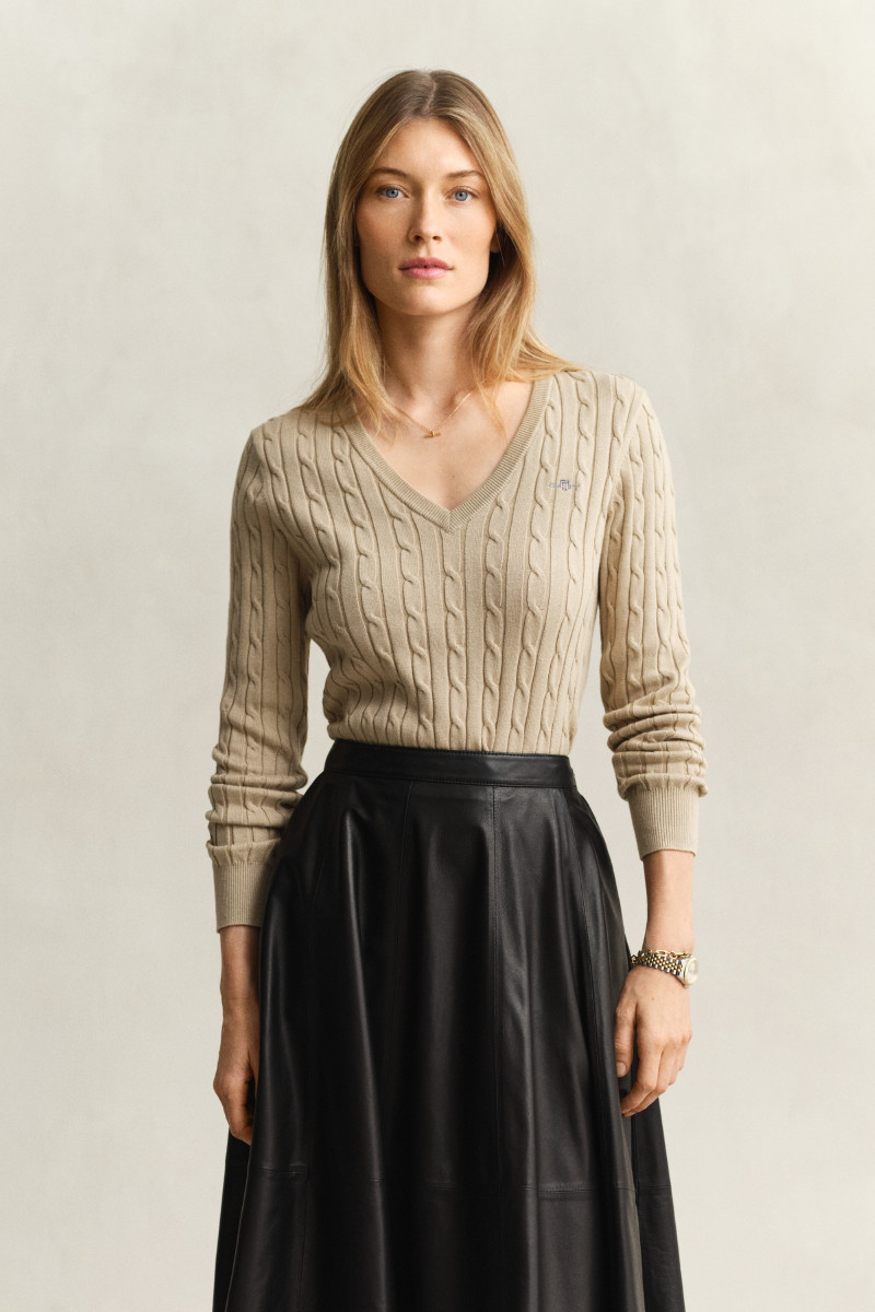 E-shop SVETR GANT STRETCH COTTON CABLE V-NECK OAT BEIGE
