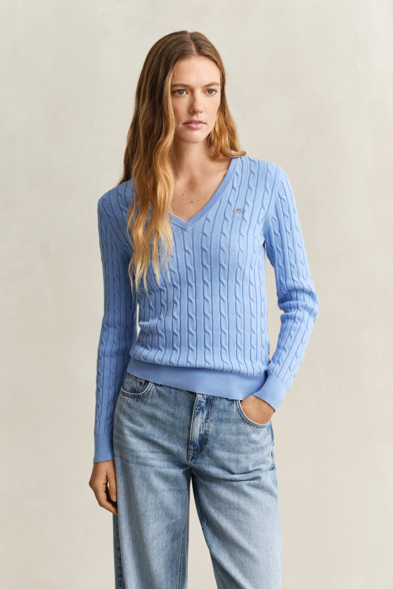 E-shop SVETR GANT STRETCH COTTON CABLE V-NECK PALACE BLUE
