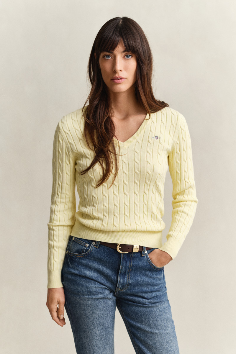 E-shop SVETR GANT STRETCH COTTON CABLE V-NECK VANILLA YELLOW