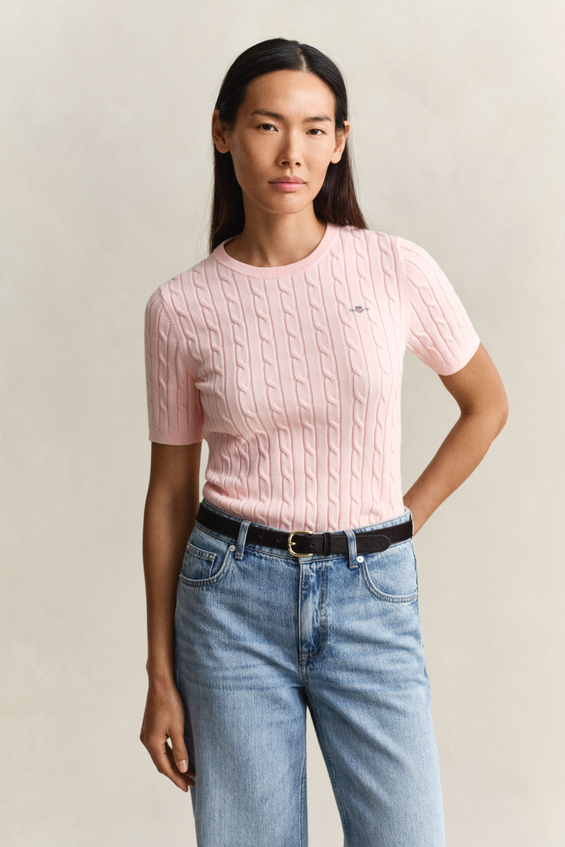 E-shop SVETR GANT STRETCH COTTON CABLE SS C-NECK APRICOT PINK