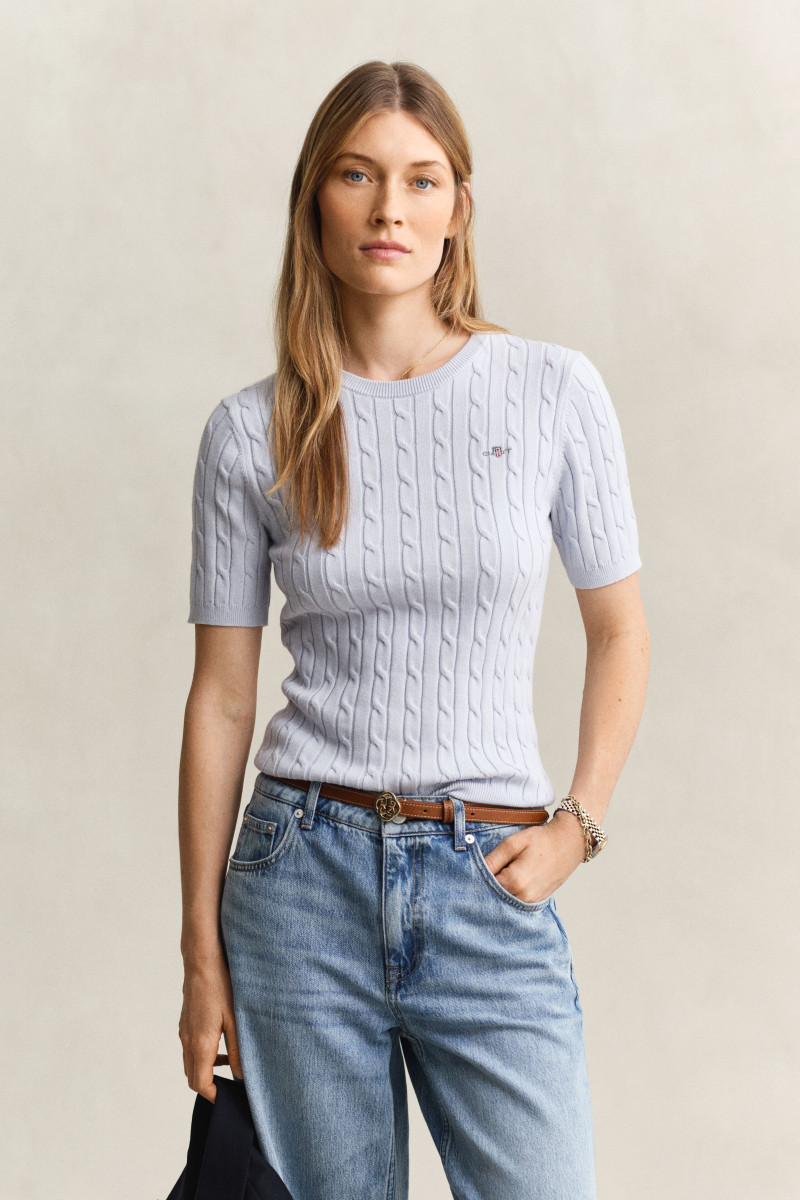 E-shop SVETR GANT STRETCH COTTON CABLE SS C-NECK LIGHT BLUE