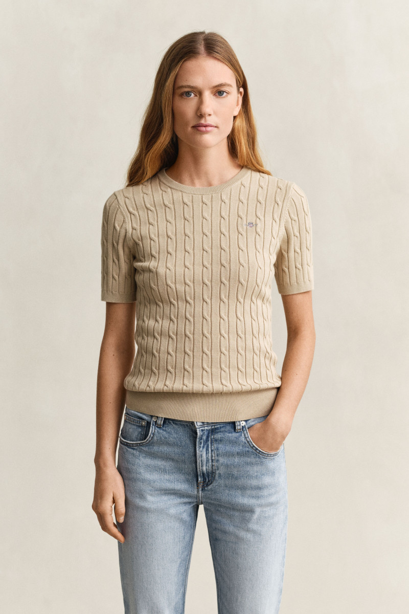 E-shop SVETR GANT STRETCH COTTON CABLE SS C-NECK OAT BEIGE
