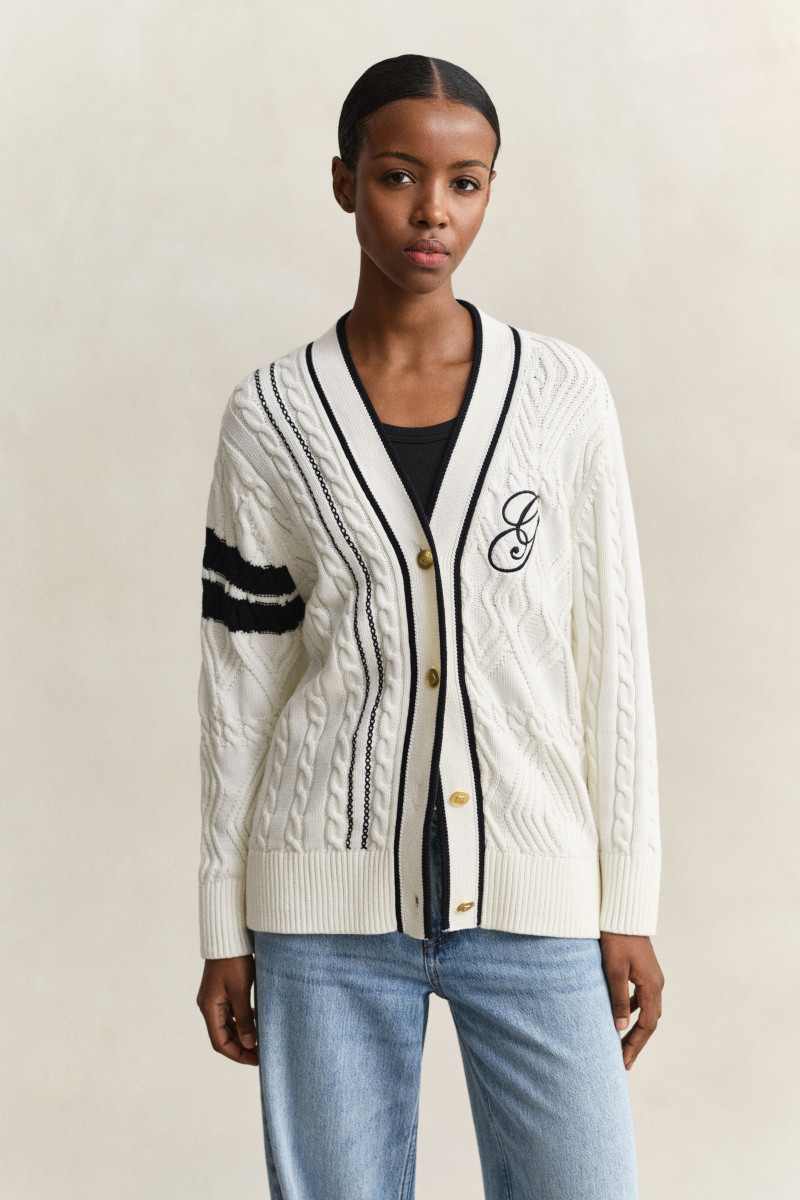 E-shop KARDIGÁN GANT VARSITY CABLE CARDIGAN EGGSHELL