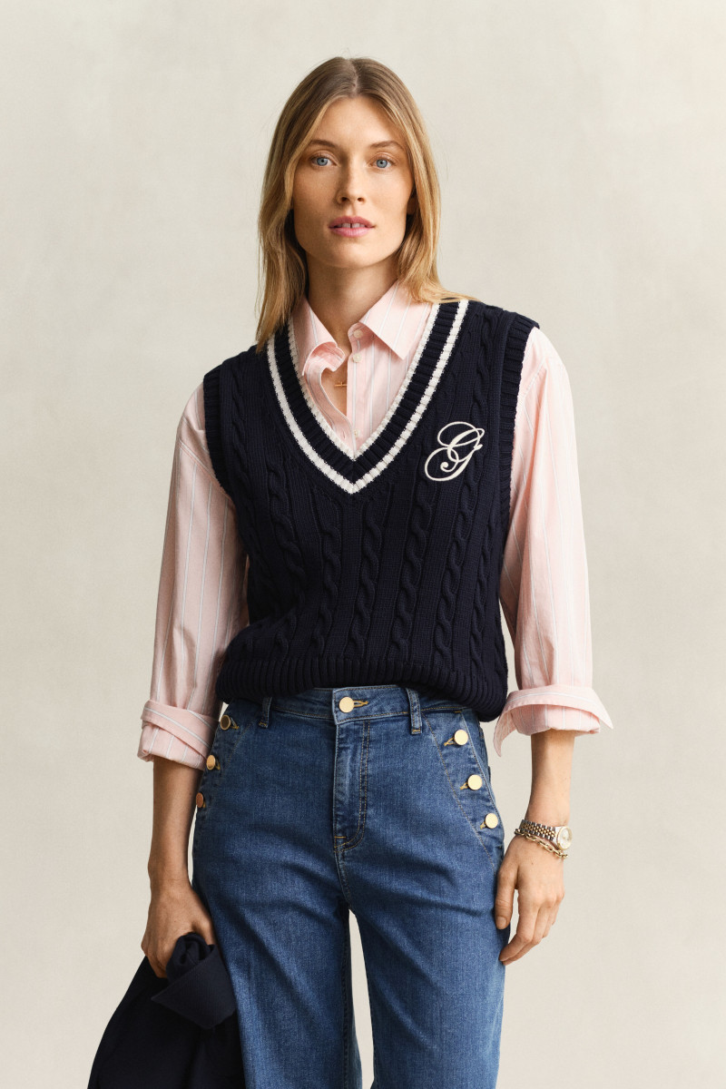 E-shop VESTA GANT CONTRAST COTTON CABLE V-NECK VEST EVENING BLUE