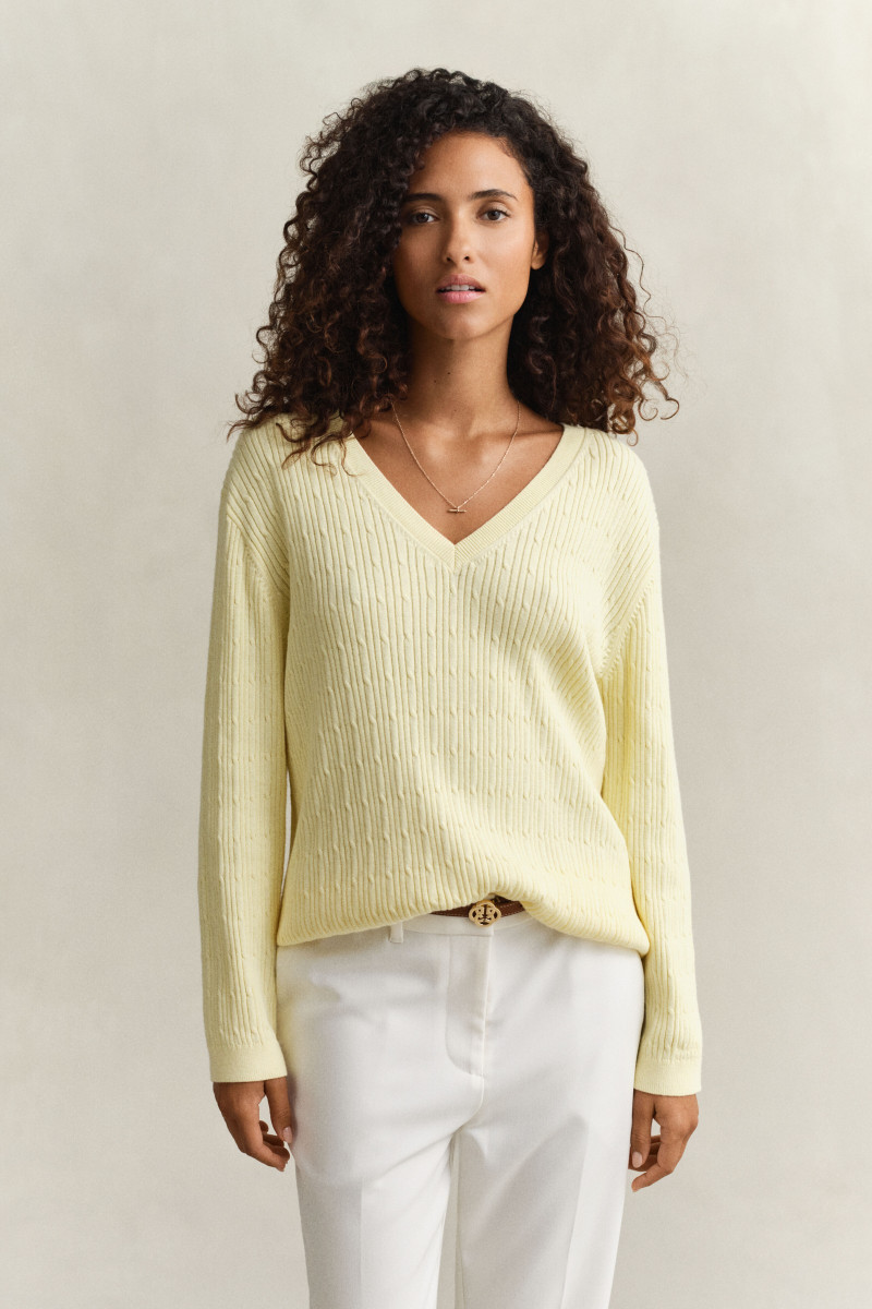 E-shop SVETR GANT CABLE KNIT V-NECK VANILLA YELLOW