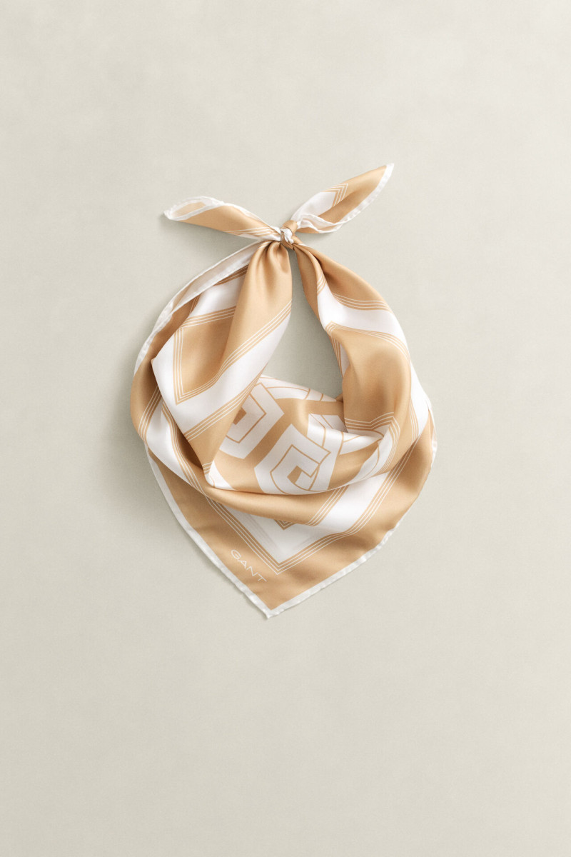 ŠATKA GANT MONOGRAM PRINT SILK SCARF WARM BEIGE