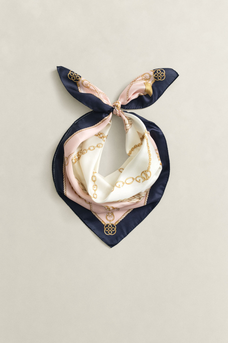 E-shop ŠÁTEK GANT CHAIN PRINT SILK SCARF APRICOT PINK