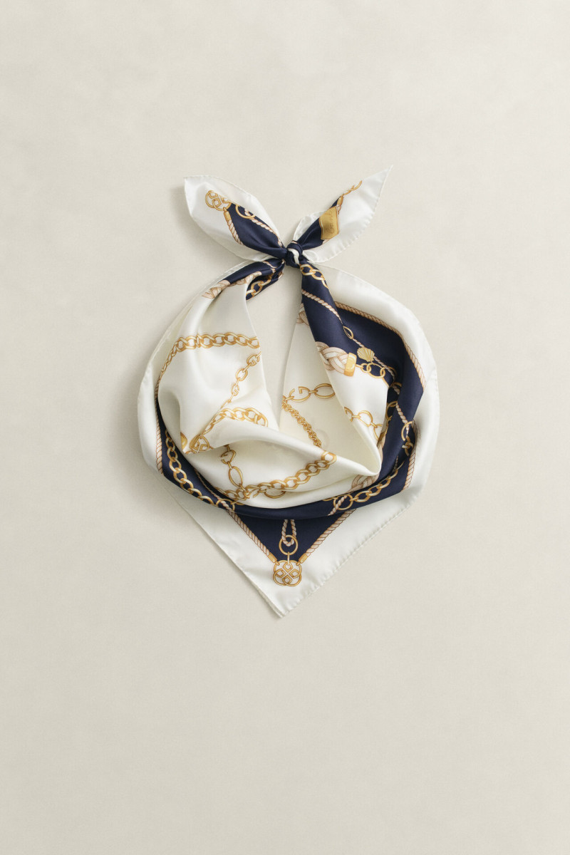 E-shop ŠÁTEK GANT CHAIN PRINT SILK SCARF EVENING BLUE
