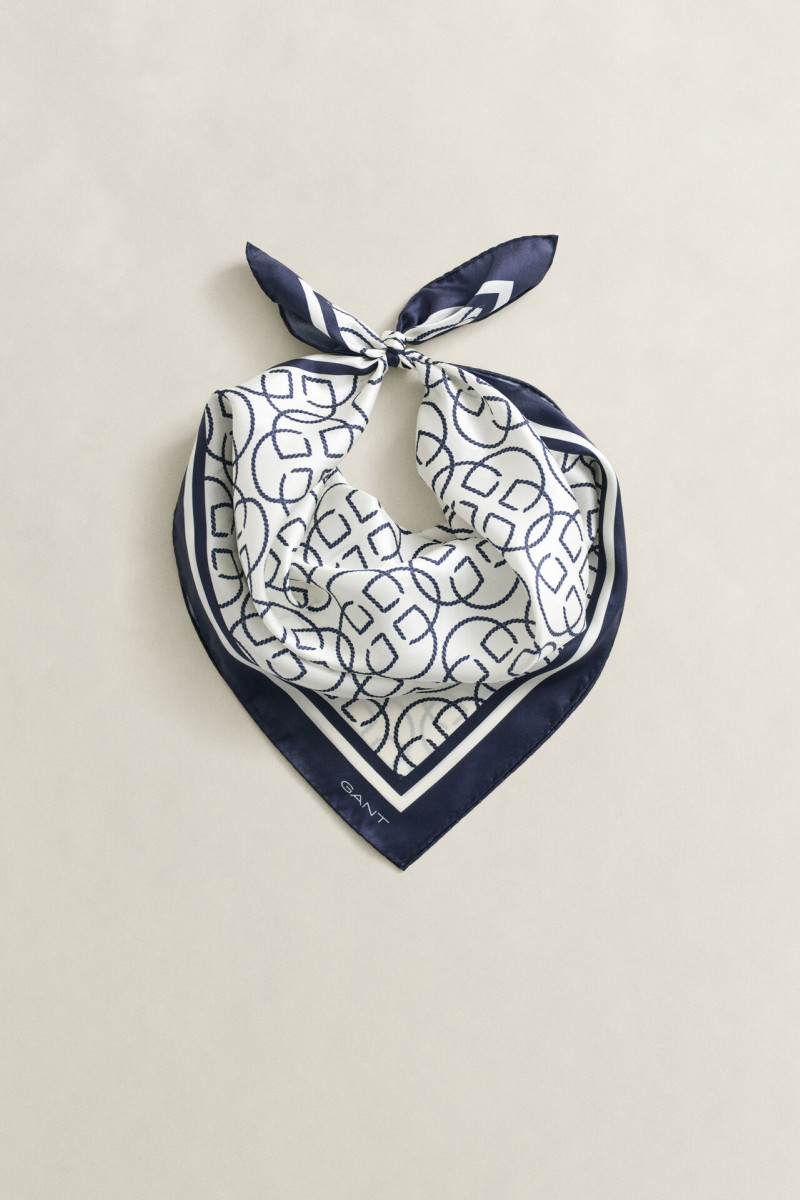 E-shop ŠÁTEK GANT MONOGRAM PRINT SILK SCARF CREAM