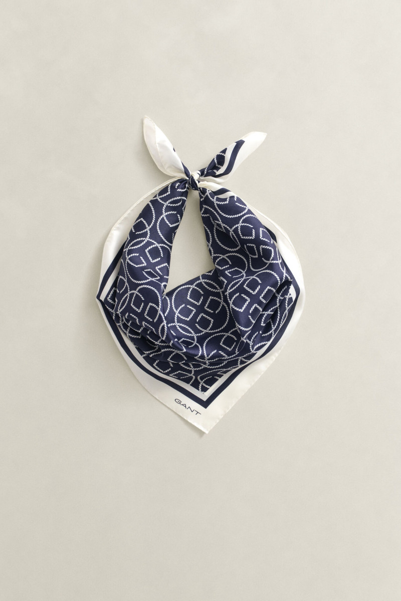 E-shop ŠÁTEK GANT MONOGRAM PRINT SILK SCARF EVENING BLUE