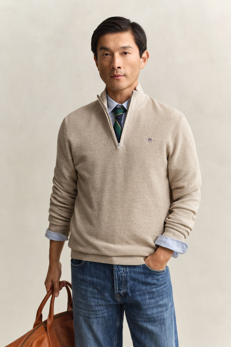 E-shop SVETR GANT MICRO TEXTURED COTTON HALF ZIP OAT MELANGE
