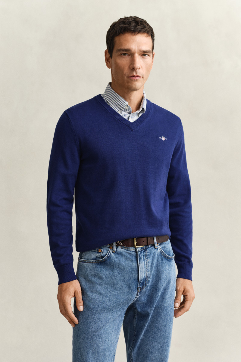 E-shop SVETR GANT CLASSIC COTTON V-NECK RICH NAVY