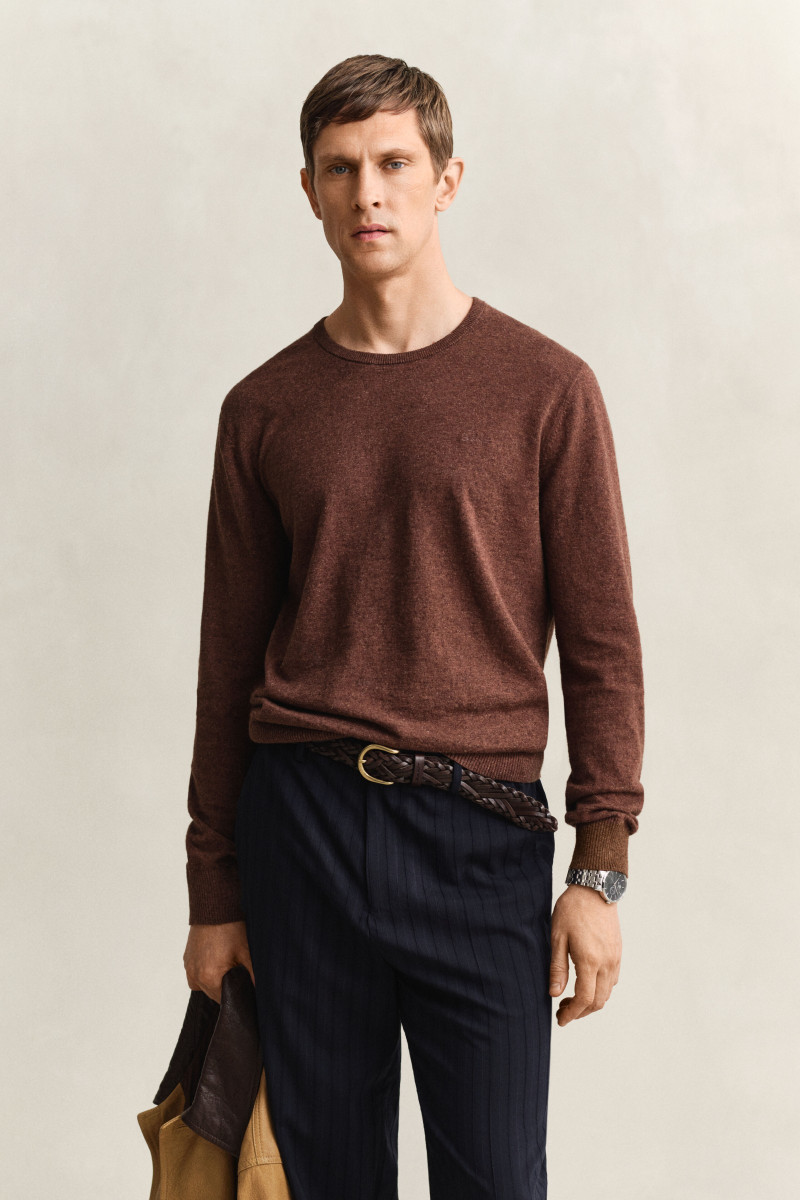 E-shop SVETR GANT SLUB COTTON LINEN C-NECK HAZELNUT MELANGE