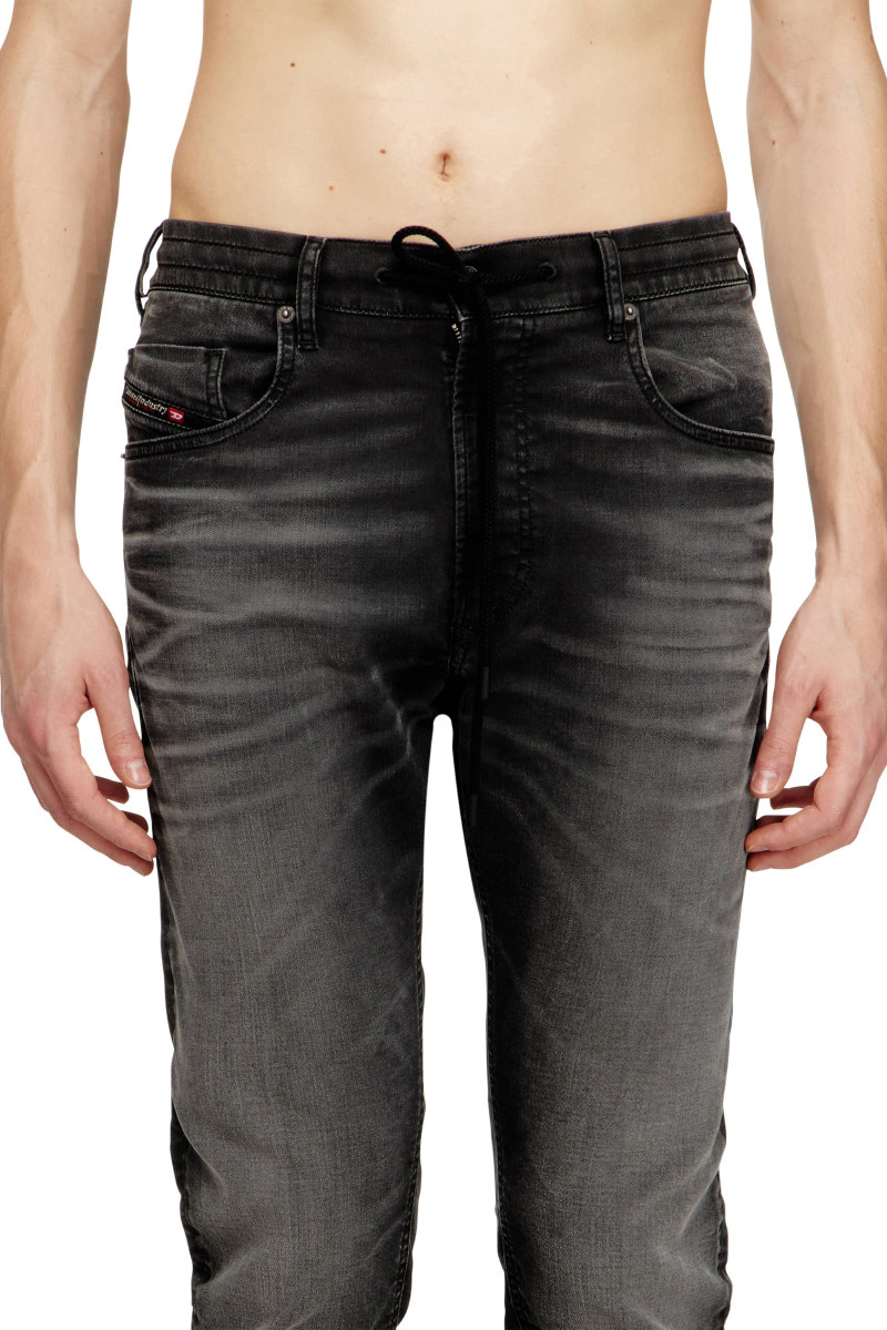 Džínsy Diesel 2032 D-Krooley-B Jogg Sweat Jeans Black/Denim