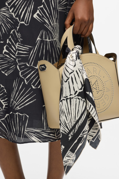 SÁL KARL LAGERFELD K/SIGNATURE FAN SM SILK SCARF - Kép 3