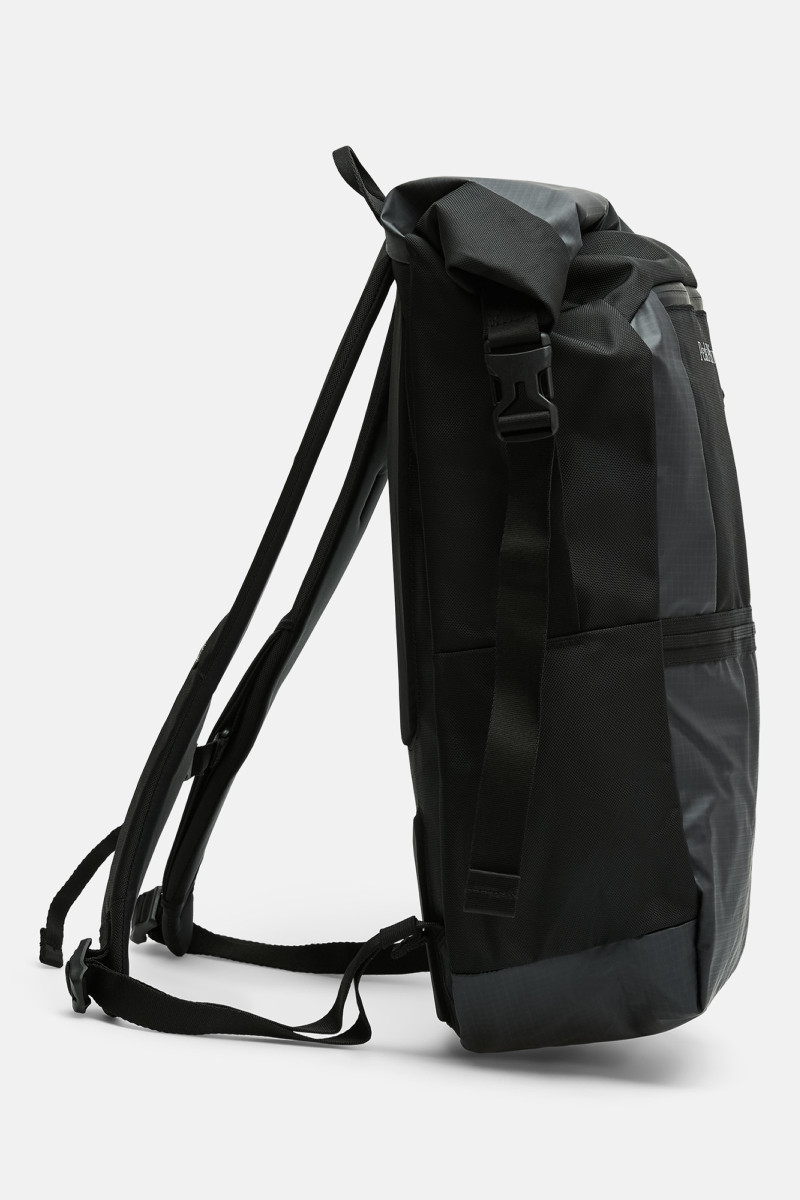 Batoh Peak Performance Roll Top Backpack 21,5L Black