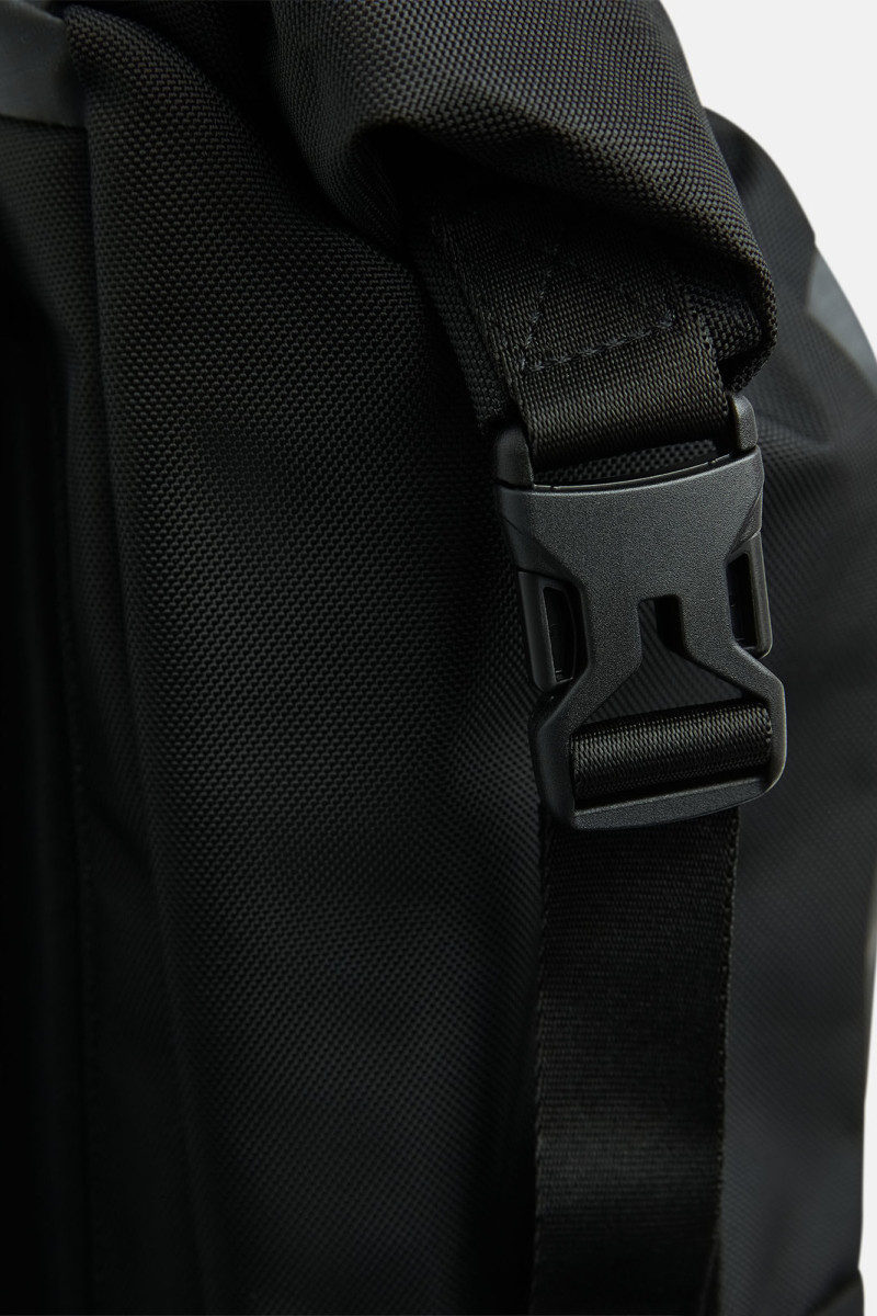 Batoh Peak Performance Roll Top Backpack 21,5L Black