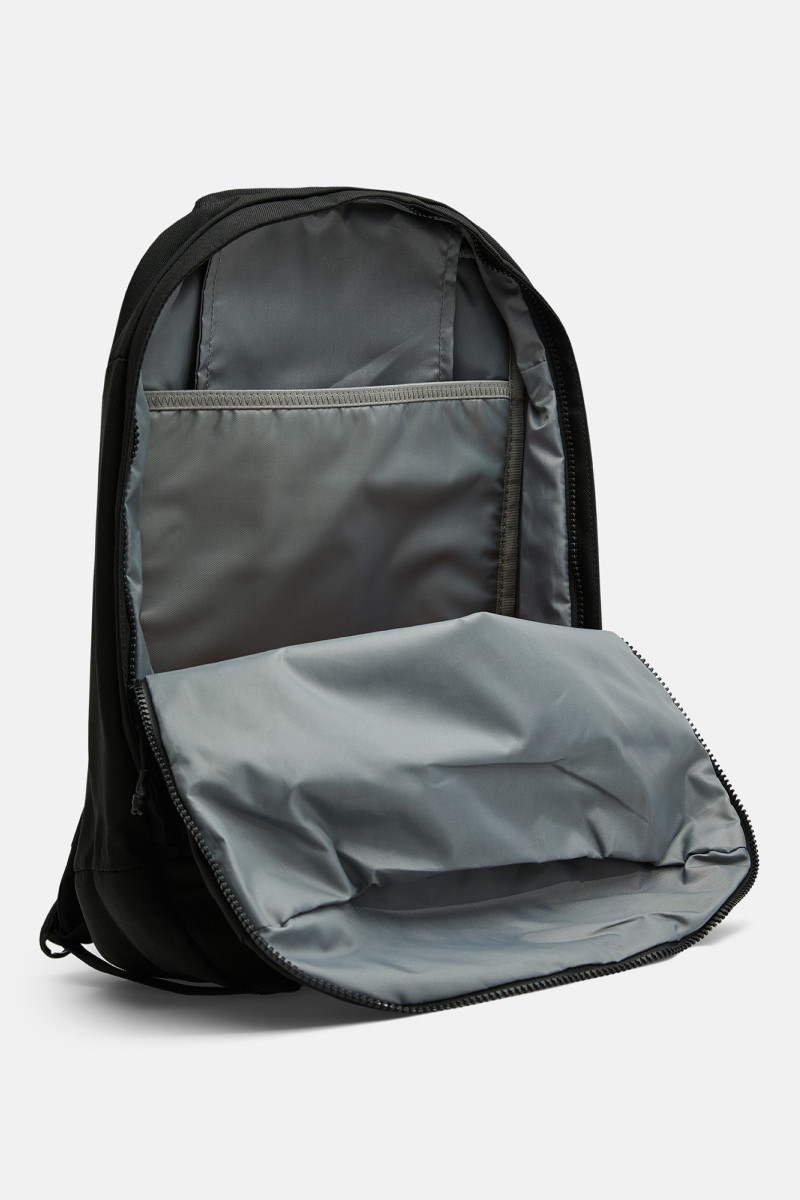 Batoh Peak Performance Detour Backpack-Pine Mystique Black