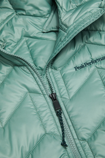 BUNDA PEAK PERFORMANCE ELEVATE INSULATED HOOD JACKET WOMEN - Fotografie č. 4