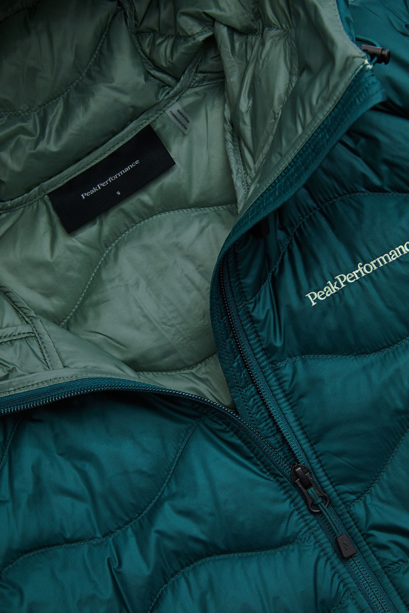 Bunda Peak Performance W Helium Down Hood Jacket Ponderosa Pine/Sand Fog