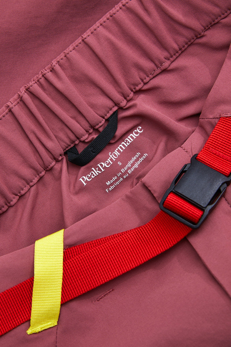 Šortky Peak Performance W Iconiq Tech Shorts Wild Rouge/Sand Fog Melange