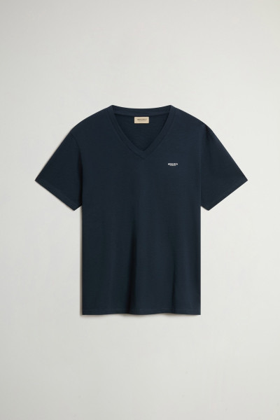 TRIČKO WOOLRICH SLUB LOGO V-NECK - Fotografie č. 1