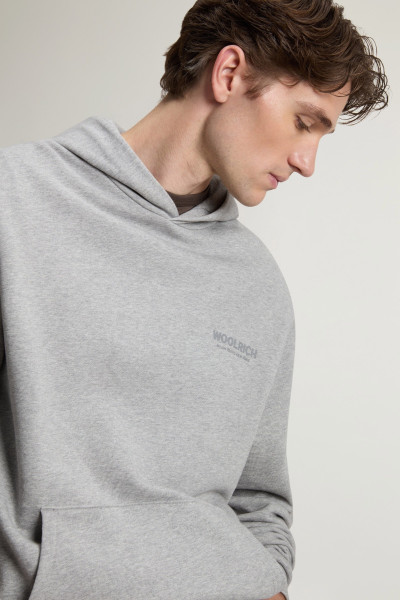 MELEGÍTŐ FELSŐ WOOLRICH MACRO LOGO HOODIE - Kép 4