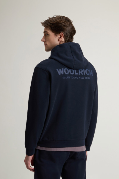 MELEGÍTŐ FELSŐ WOOLRICH MACRO LOGO HOODIE - Kép 2