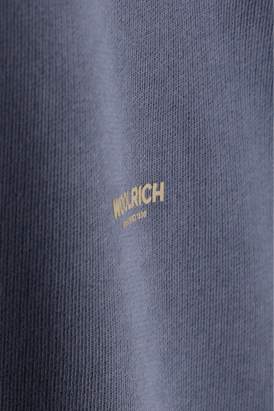 MIKINA WOOLRICH GARMENT DYED LOGO CRENEWCK - Fotografie č. 5
