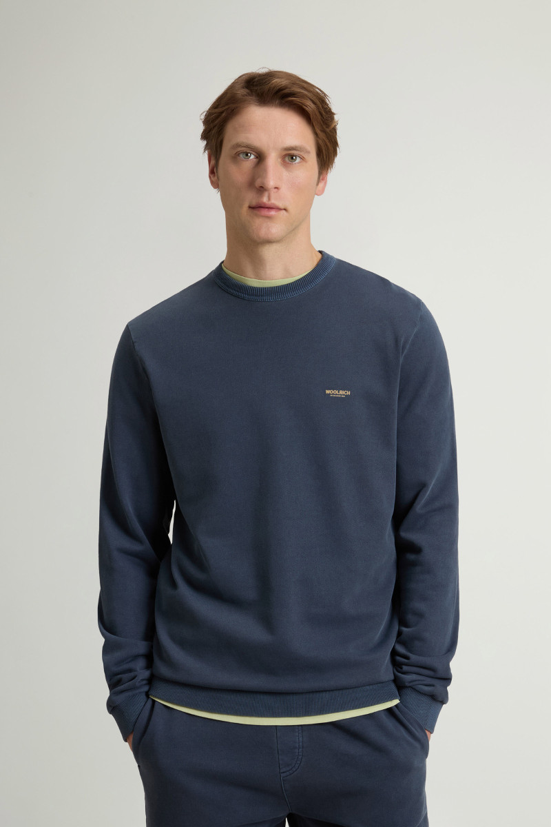 Mikina Woolrich Garment Dyed Logo Crenewck Faded Melton Blue